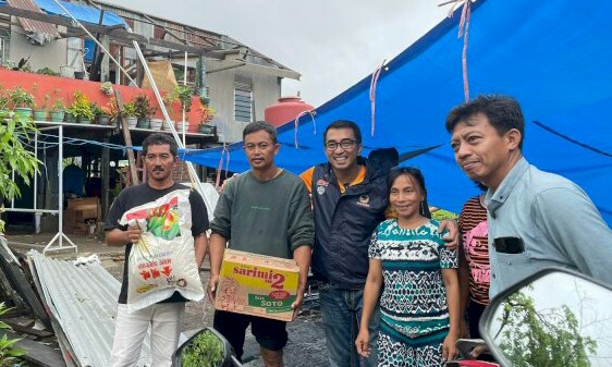 Anggota DPRD Kota Makassar Mario David turun langsung menyalurkan bantuan untuk korban bencana angin puting