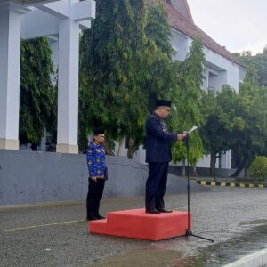 Sekretaris Daerah Kepulauan Selayar, Mesdiyono saat menjadi inspektur upacara Hari Pendidikan Nasional di Kantor Bupati Kepulauan Selayar, Kamis (2/5/2024). (Dok. Humas Kepulauan Selayar).