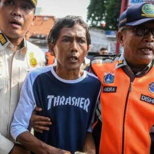 Petugas Gabungan (Satpol PP dan Dinas Perhubungan) Melakukan Razia Juru Parkir Liar di Jakarta