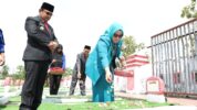 PJ Bupati Bantaeng Saat Prosesi Tabur Bunga di Taman Makam Pahlawan