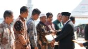 PJ Gubernur Sulbar Saat Beri Penghargaan Kepada Para Tokoh Petani dan Perkebunan