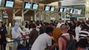 Sejumlah Calon Penumpang Penerbangan Beraktivitas di Terminal Bandara Soekarno-Hatta