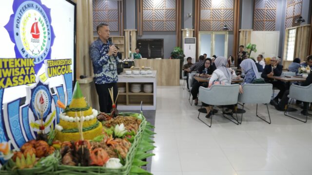 Direktur Poltekpar Makassar Saat Memberikan Sambutan Dalam Acara Syukuran atas Pencapaian Predikat Unggul untuk Akreditasi Institusi Perguruan Tinggi dari Badan Akreditasi Nasional Perguruan Tinggi (BAN-PT)