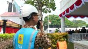 Di samping kibaran Sang Merah Putih, petugas PLN bersiaga penuh mengamankan pasokan listrik, bukan hanya sekadar tugas, namun bentuk pengabdian kepada bangsa dan negara. (Ist)
