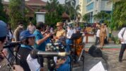 Wakil Wali Kota Bekasi, Harris Bobihoe, Saat Melantunkan Lagu Lawas yang Diiringi Oleh Grup Musik Kroncong Global Persada Mandiri