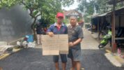 Warga RW 016 Bekasi Timur Regency (BTR) Patungan Perbaiki Jalan Berlubang