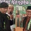 Ketua DPRD Kota Bekasi Terima “Golok Pusaka Ciomas” dari Pendekar Tjimande Banten
